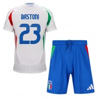 Camisa de Futebol Itália Alessandro Bastoni #23 Equipamento Secundário Infantil Europeu 2024 Manga Curta (+ Calças curtas)